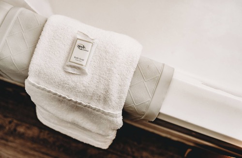 Buckhannon Hotel | Historic Main Street Stay – Hotel Room with 2 Doubles & Private Bath