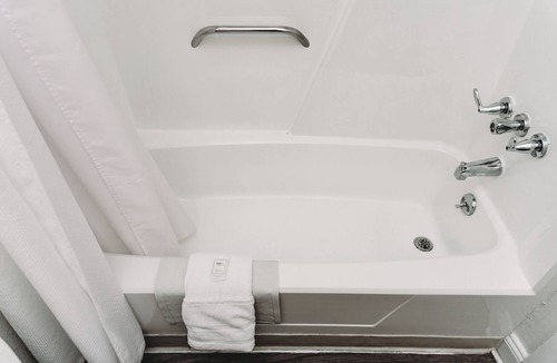 Buckhannon Hotel | Historic Main Street Stay – Hotel Room with 2 Doubles & Private Bath