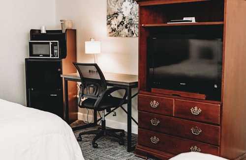 Buckhannon Hotel | Historic Main Street Stay – Hotel Room with 2 Doubles & Private Bath