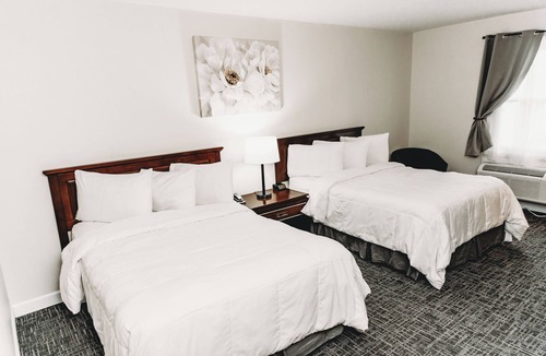 Buckhannon Hotel | Historic Main Street Stay – Hotel Room with 2 Doubles & Private Bath