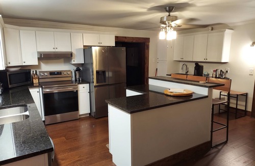 Moorefield House | Historical 4-bedroom farmhouse in serene Sharpsburg with AC.