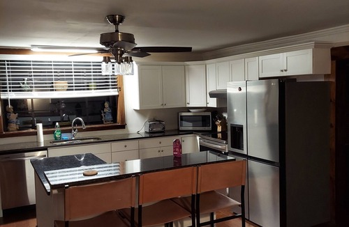 Moorefield House | Historical 4-bedroom farmhouse in serene Sharpsburg with AC.