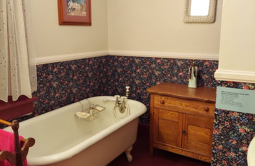Moorefield House | Historical 4-bedroom farmhouse in serene Sharpsburg with AC.