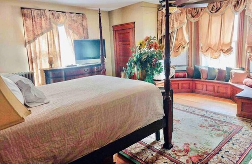 Terra Alta House | Historical Lakin Victorian Retreat home w/gym