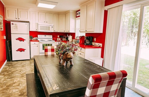 Fayetteville House | Hog House! Sleeps 11!