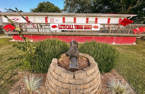 Fayetteville House | Hog House! Sleeps 11!