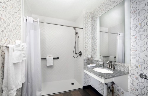 Asheville Hotel | Holiday Inn Asheville East-Blue Ridge PKWY by IHG
