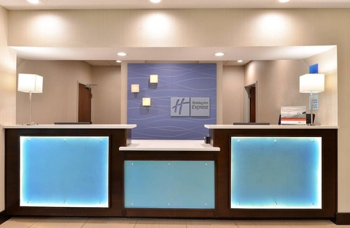 Blue Ash Hotel | Holiday Inn Express Hotel & Suites Cincinnati-Blue Ash, an IHG Hotel