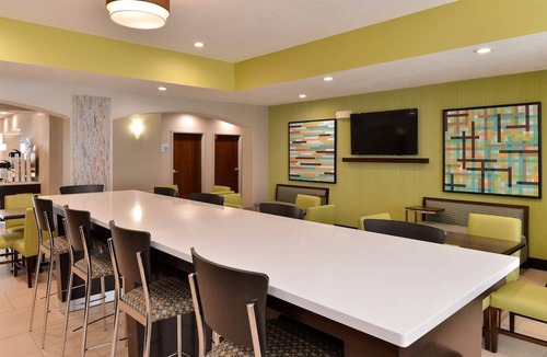 Blue Ash Hotel | Holiday Inn Express Hotel & Suites Cincinnati-Blue Ash, an IHG Hotel