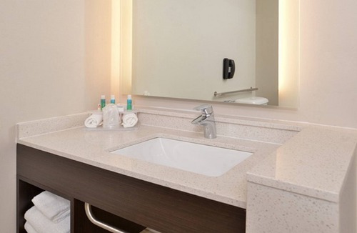 Parkersburg Hotel | Holiday Inn Express & Suites Parkersburg East by IHG
