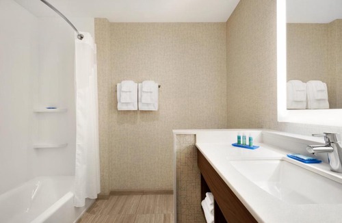 Wilder Hotel | Holiday Inn Express & Suites - Cincinnati South - Wilder by IHG