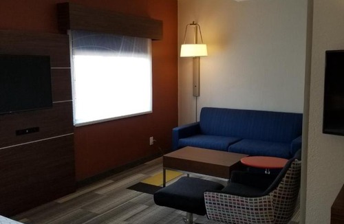 Hurricane Hotel | Holiday Inn Express Winfield - Teays Valley by IHG