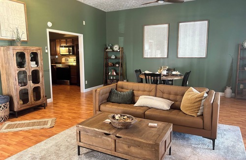 Williamstown Cottage | Holland Country Cottage is located in the Golden Triangle!