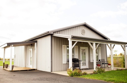 Williamstown Cottage | Holland Country Cottage is located in the Golden Triangle!