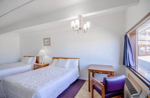 Osborne Hotel | Homey 2-Queen Room Ideal for a Relaxing Overnight Stay for 3 Rooms