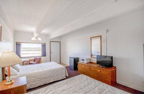 Osborne Hotel | Homey 2-Queen Room Ideal for a Relaxing Overnight Stay for 3 Rooms