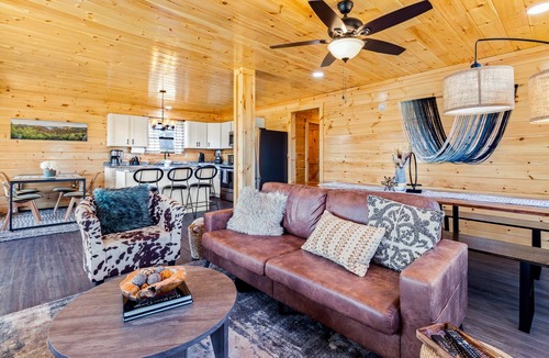 Rogers Cabin | Honey Bee Hideaway Luxury Cabin—Hot Tub & WiFi