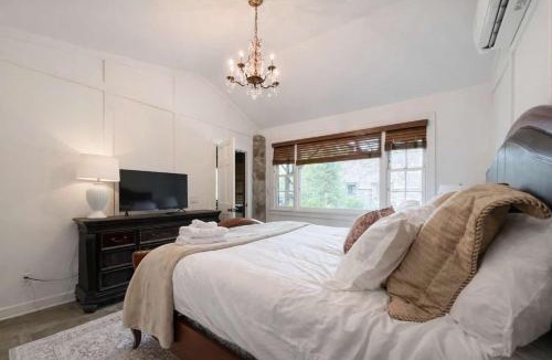 Tynecastle House | Honeymoon Cottage Chateau DuMont