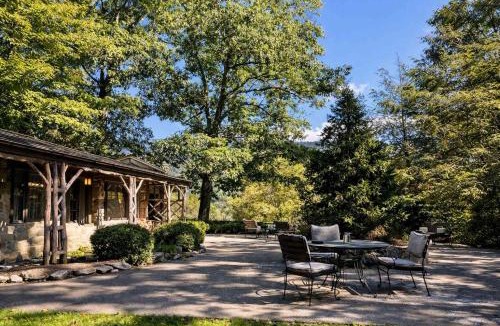 Tynecastle House | Honeymoon Cottage Chateau DuMont