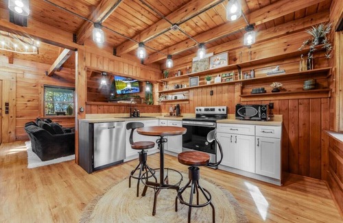 Bruceton Mills Cabin | Honeymoon Lodge. Sauna! Hot Tub! 75”TV! King Bed!