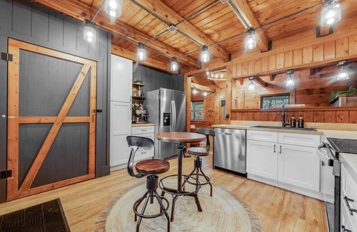 Bruceton Mills Cabin | Honeymoon Lodge. Sauna! Hot Tub! 75”TV! King Bed!