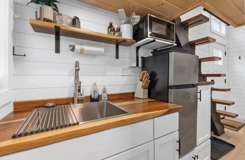 Walland Cabin | Hoot Owl Holler | Cozy Tiny Home for 2 · Hot Tub · Near the