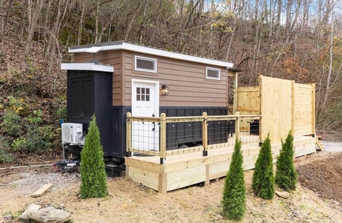 Walland Cabin | Hoot Owl Holler | Cozy Tiny Home for 2 · Hot Tub · Near the