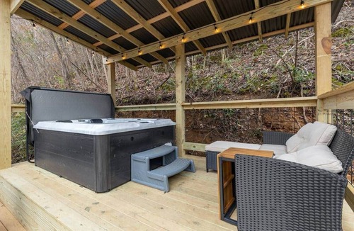 Walland Cabin | Hoot Owl Holler | Cozy Tiny Home for 2 · Hot Tub · Near the