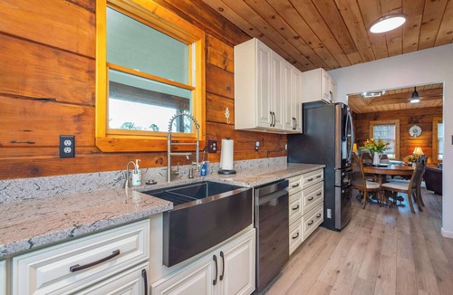 Hendersonville Cabin | Hoots Hideaway | Porch Fire Pit Prime Location