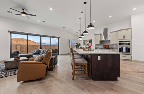 Mesquite House | Horizon Luxe Escape | 4BR Home w/Soaking Tub