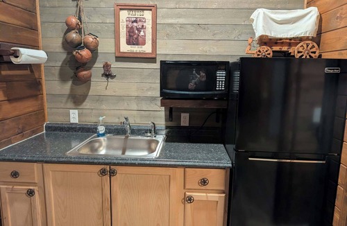 Foster Cabin | Horse Creek - Outlaw Cabin Near Ivy Branch HMT