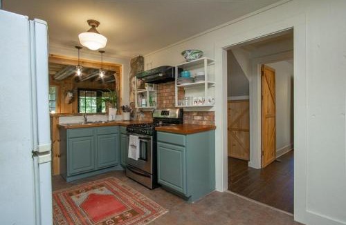 Transylvania County House | Horseshoe Hollow · Horseshoe Hollow, Private Log Cabin on 10 acr
