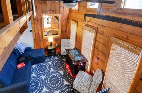 Campton House | Hot Tub Arcade WiFi Whispering Winds - RRG