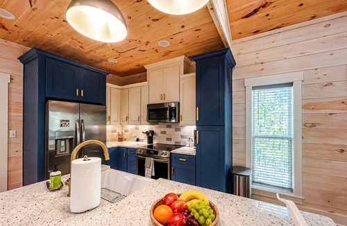 Heidelberg Cabin | Hot Tub Cabin + Screened Porch | Red River Gorge