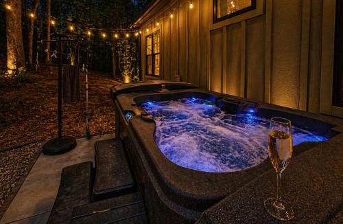 Heidelberg House | Hot Tub Cabin + Screened Porch | Red River Gorge