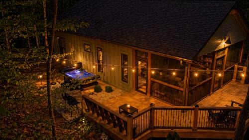 Heidelberg House | Hot Tub Cabin + Screened Porch | Red River Gorge