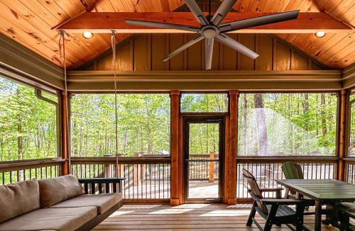 Heidelberg House | Hot Tub Cabin + Screened Porch | Red River Gorge