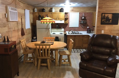 Wellington Cottage | HOT TUB COTTAGE near Cave Run Lake, Kentucky, Red River Gorge,Morehead Kentucky