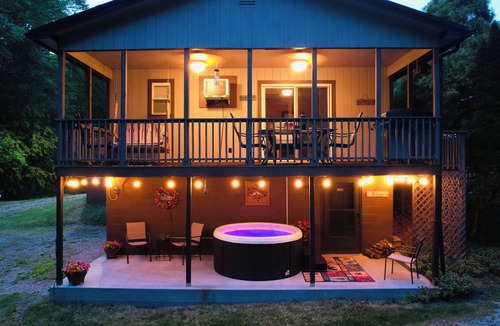 Wellington Cottage | HOT TUB COTTAGE near Cave Run Lake, Kentucky, Red River Gorge,Morehead Kentucky
