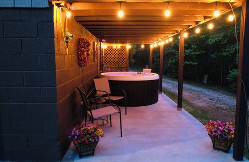 Wellington Cottage | HOT TUB COTTAGE near Cave Run Lake, Kentucky, Red River Gorge,Morehead Kentucky