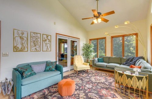 Blountville House | Hot Tub & Dock: Waterfront Bristol Area Retreat