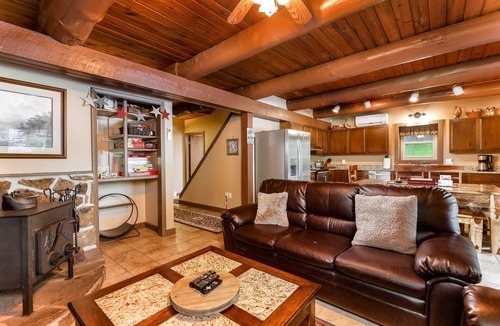 McHenry Cabin | Hot Tub Fire Pit Gas Grill Wood Stove Roku
