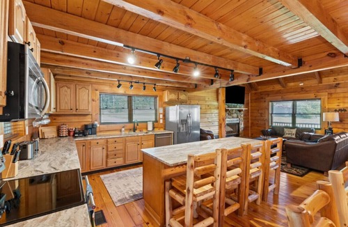 Stanton Cabin | Hot Tub, Fire Pit, WiFi, EV Charger | Biggie cabin near Red River Gorge, KY!