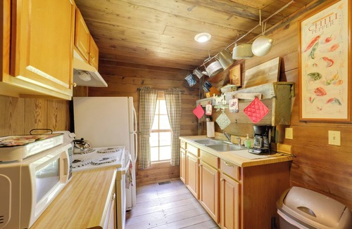 Vein Mountain Cabin | Hot Tub Haven! Blue Ridge Mountain Gem on 92 Acres