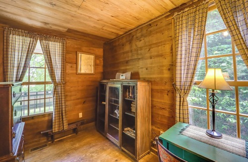 Vein Mountain Cabin | Hot Tub Haven! Blue Ridge Mountain Gem on 92 Acres