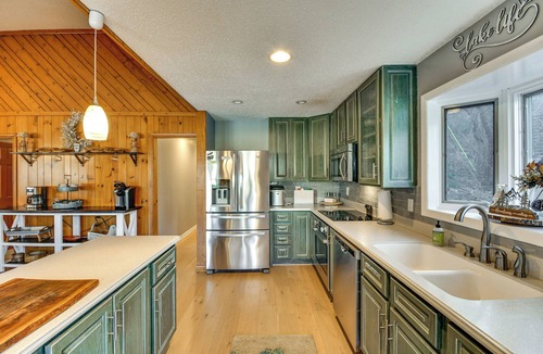 Lake Lure House | Hot Tub & Lakefront Deck: Cabin on Lake Lure