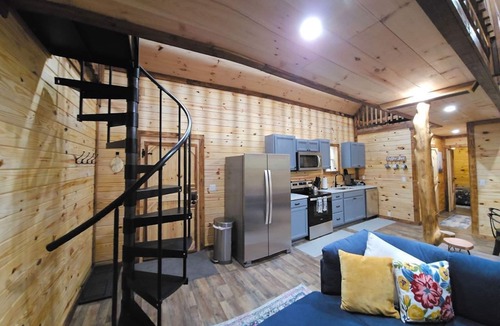 Rogers Cabin | Hot Tub (Private)| Dogs OK | FirePit | Muir Valley | Hiking | Climbing