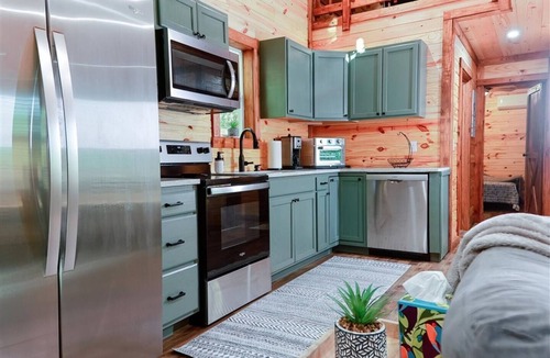 Rogers Cabin | Hot Tub (Private) | DogsOK | FirePit | Hiking | Climbing