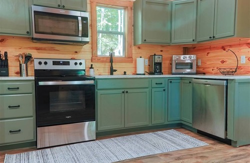 Rogers Cabin | Hot Tub (Private) | DogsOK | FirePit | Hiking | Climbing