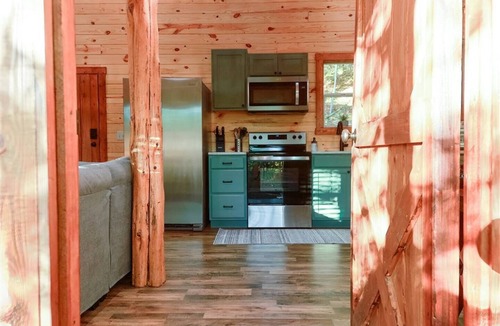 Rogers Cabin | Hot Tub (Private) | DogsOK | FirePit | Hiking | Climbing